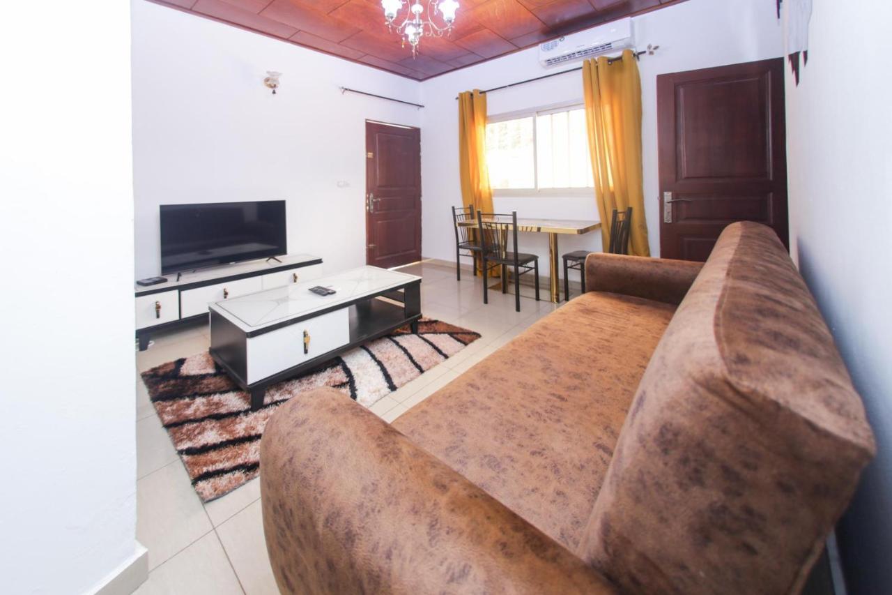 Studio Meuble Carrefour Bastos En Face Du Black And White ياوندي المظهر الخارجي الصورة