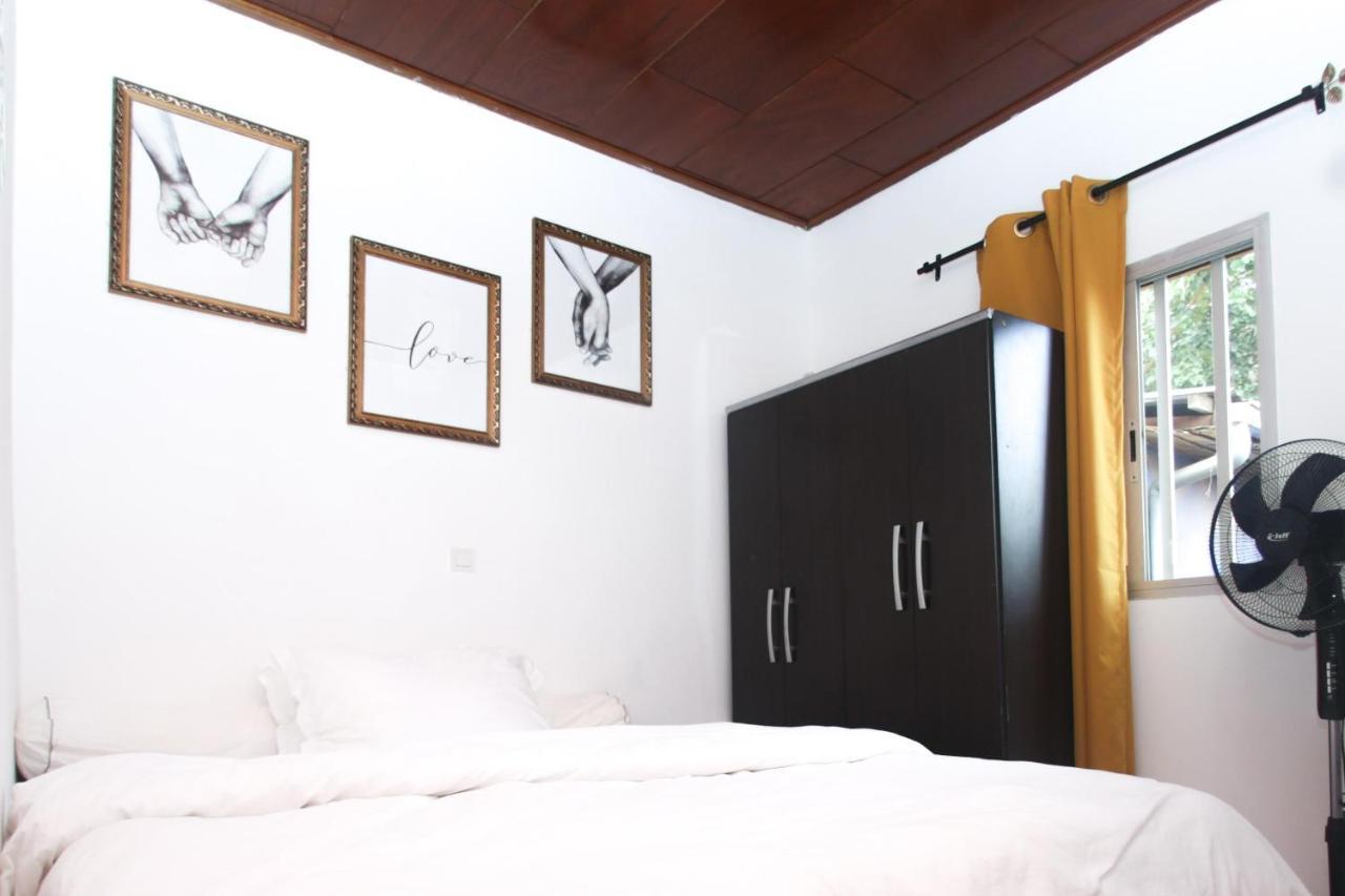 Studio Meuble Carrefour Bastos En Face Du Black And White ياوندي المظهر الخارجي الصورة