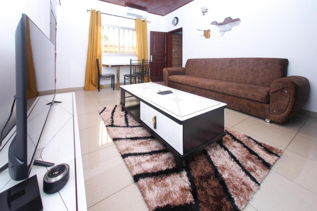 Studio Meuble Carrefour Bastos En Face Du Black And White ياوندي المظهر الخارجي الصورة