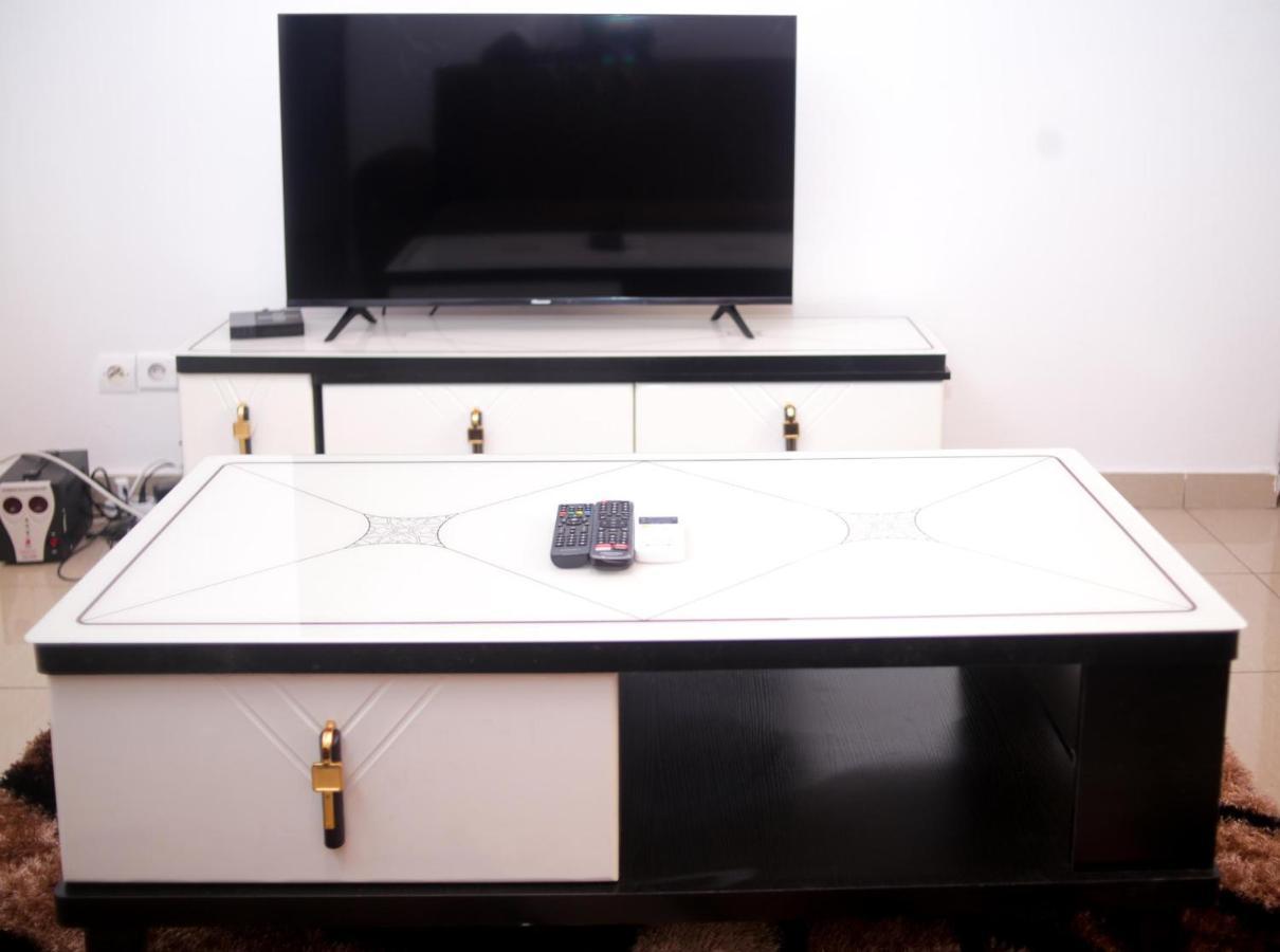 Studio Meuble Carrefour Bastos En Face Du Black And White ياوندي المظهر الخارجي الصورة